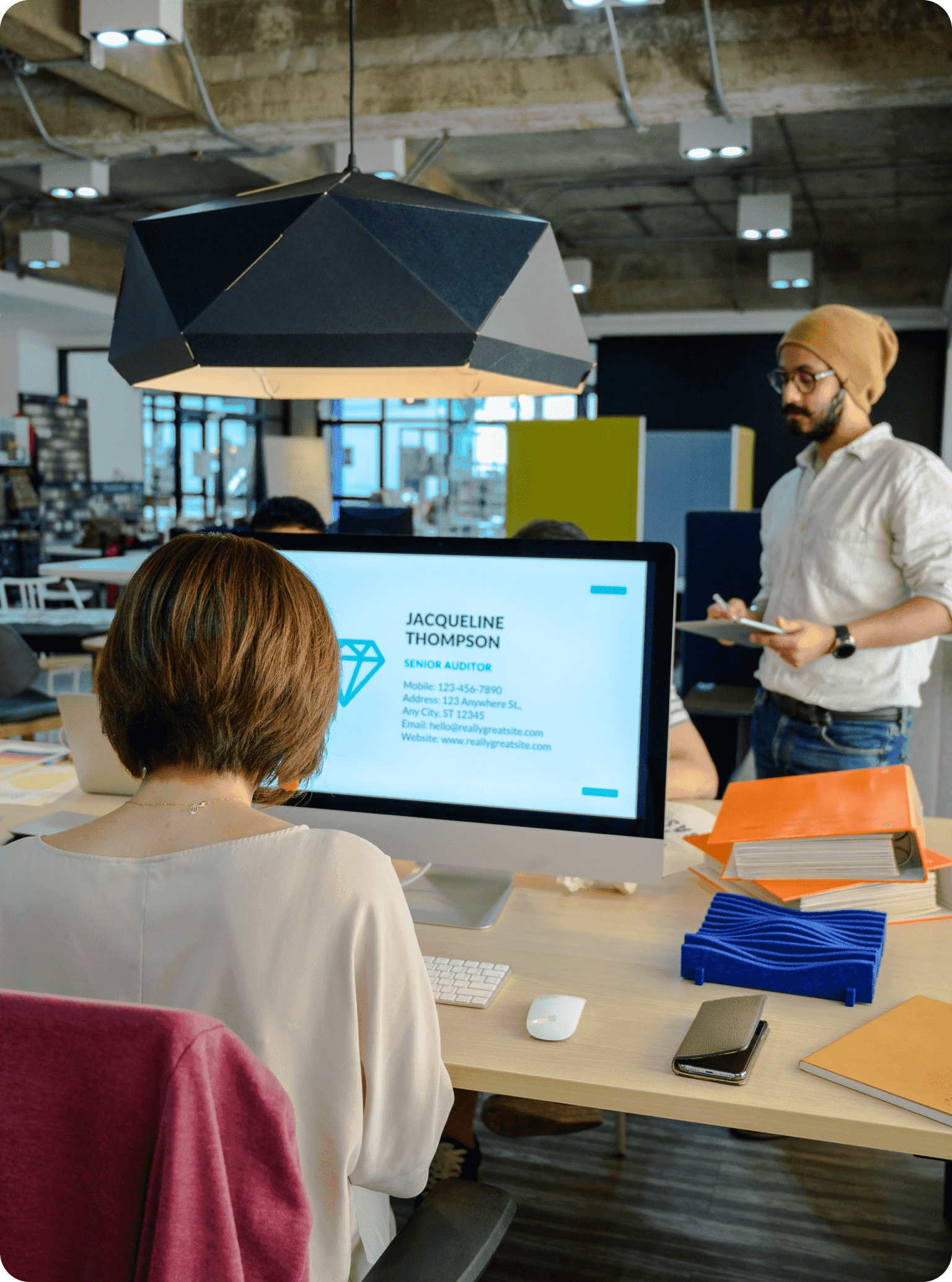 Un equipo profesional y creativo qué hace cosas grandiosas.